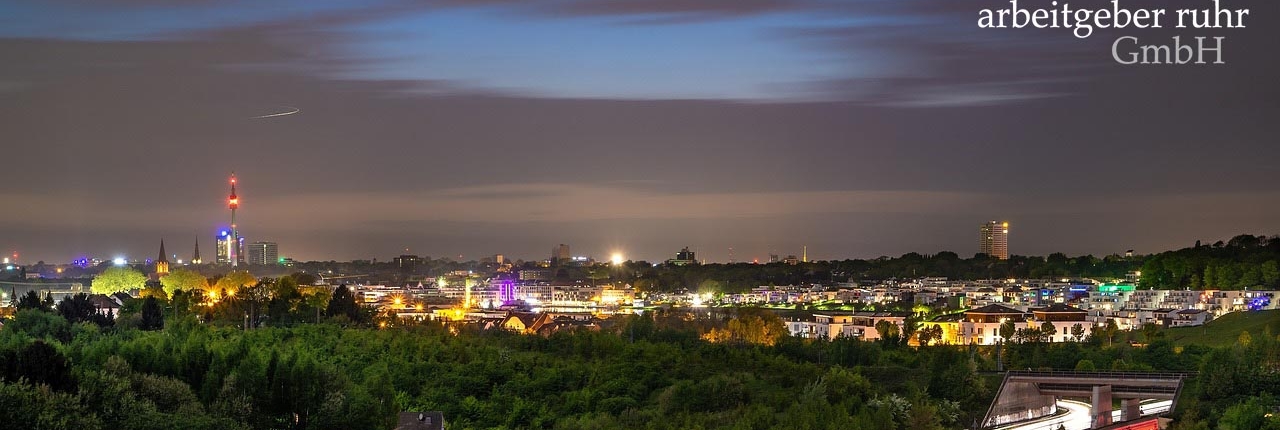 Skyline von Dortmund in der Nacht mit Logo der Arbeitgeber Ruhr Gmbh